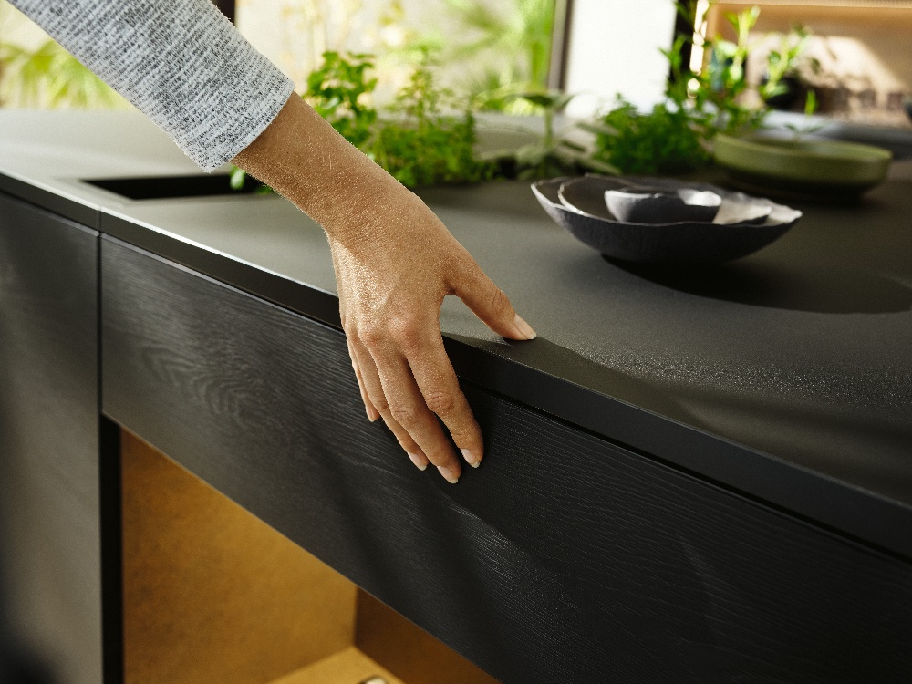 edp_edc24_prelaunch_u999_tm28_f235_st76_kitchen_worktop_hand-2